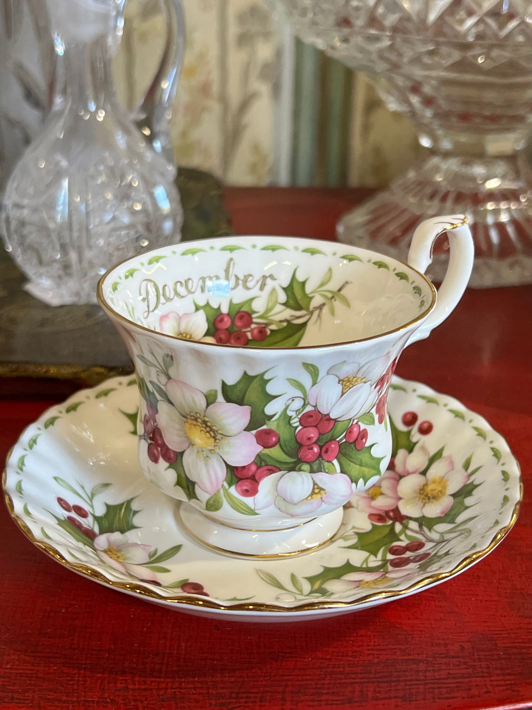 Tazza da tè Royal Albert "December" con ellebori e bacche rosse, scritta dorata