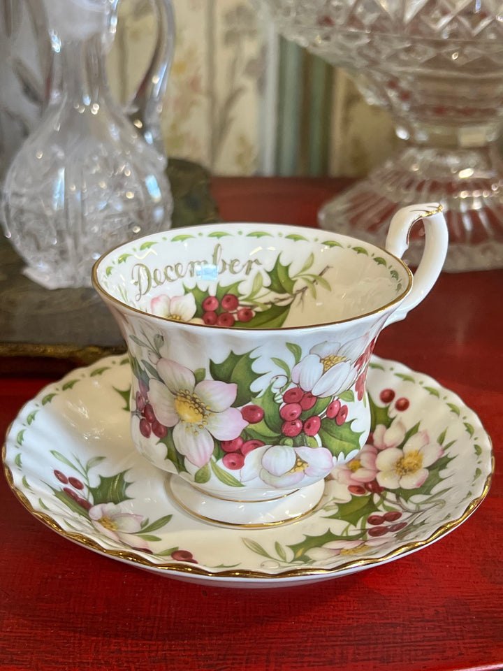 Tazza da tè Royal Albert "December" con ellebori e bacche rosse, scritta dorata