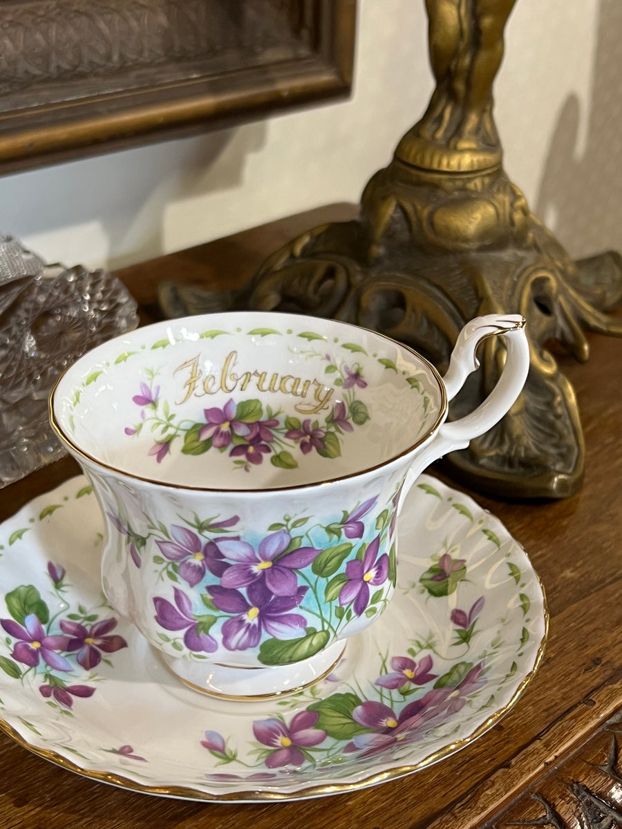 Tazza da tè in porcellana Royal Abert Bone China England decoro "February,Violets". Della serie Flower of the month  Misure 8x9 cm tazza; piattino 14 cm&nbsp;