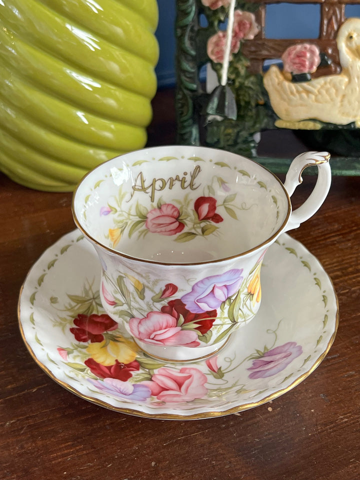 Tazza e piattino Royal Albert "April" con decorazione floreale e scritta dorata