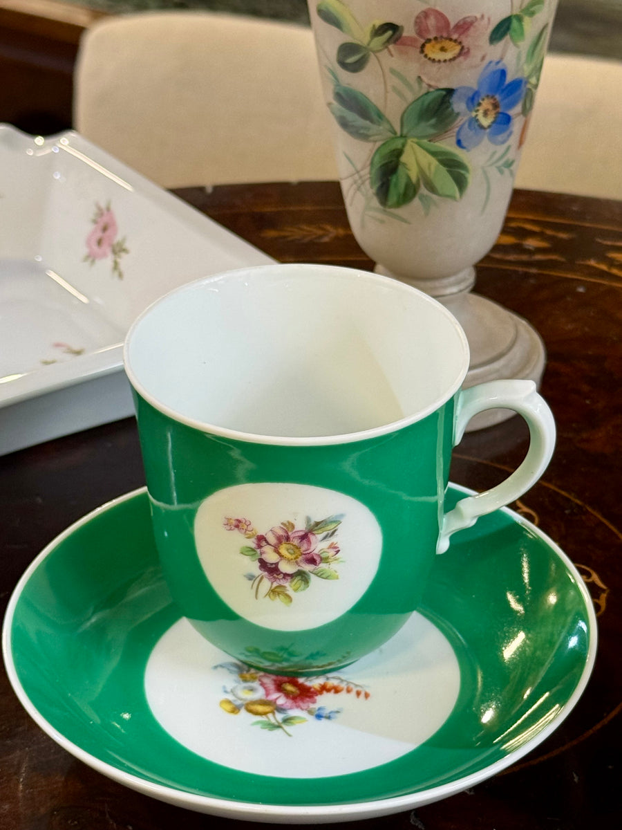 Tazza e piattino in porcellana Ginori verde con decoro floreale centrale