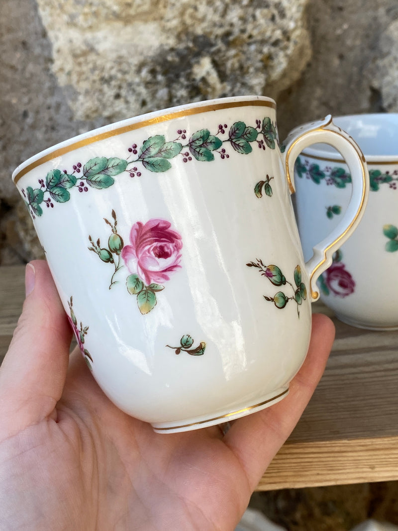 Tazza in porcellana firmata Richard Ginori decoro floreale "Lodi" con bordo dorato.