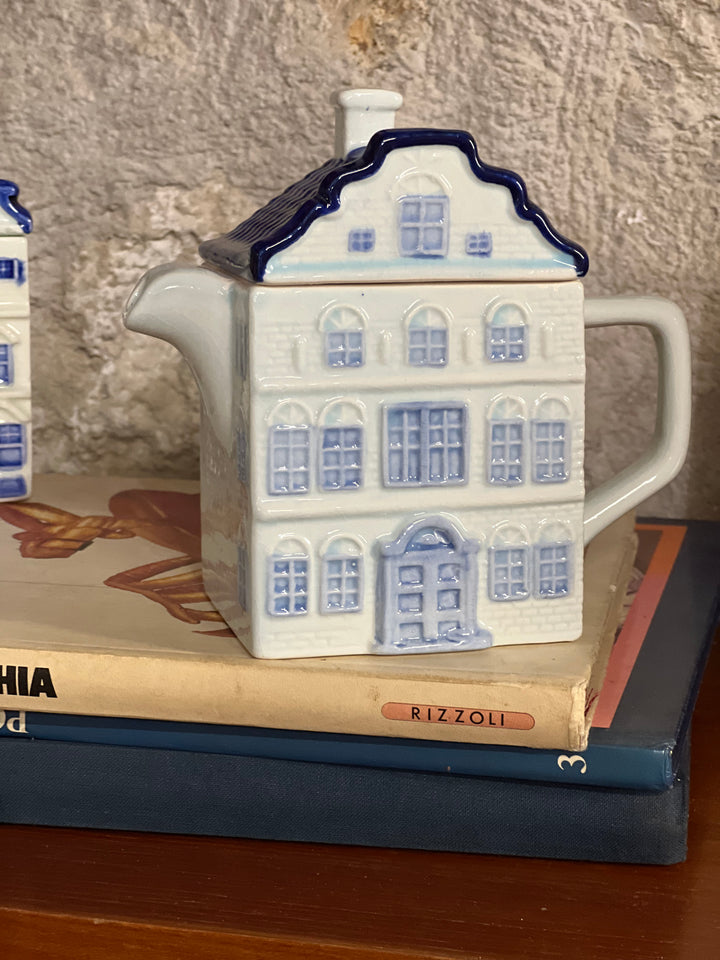 Teiera a forma di casa olandese in ceramica dipinta a mano Delfts Blauw