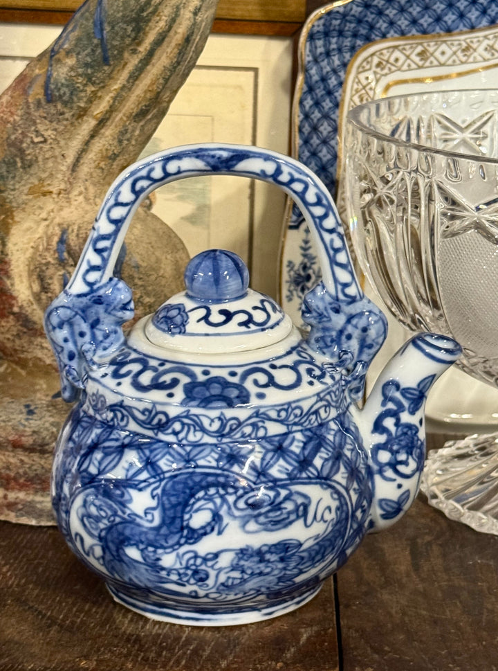 Teiera cinese vintage in porcellana bianca e blu decorata con drago e motivi orientali