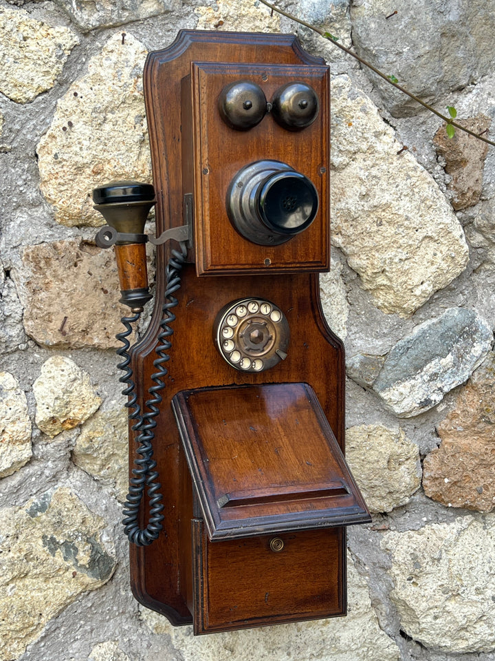 Telefono da parete vintage in legno con componenti in metallo e bachelite, stile primi '900