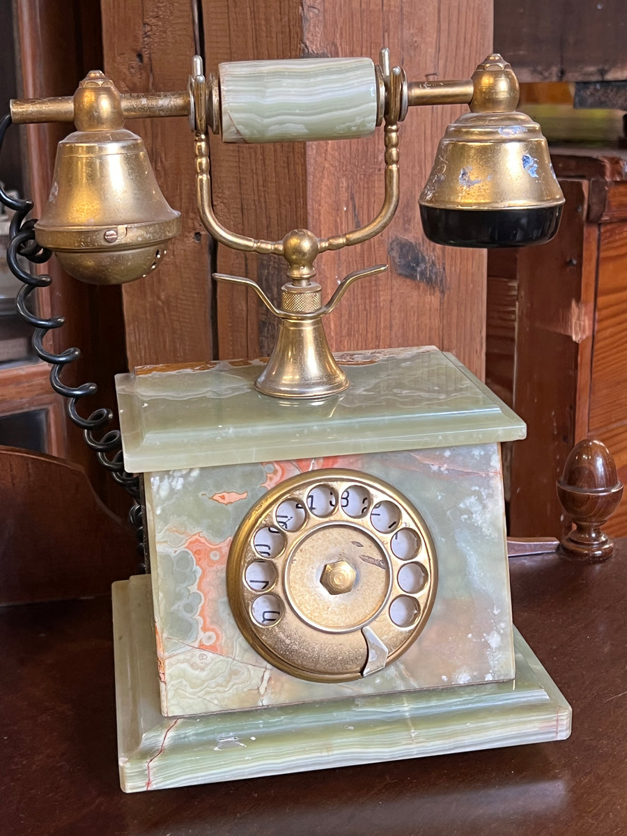 <p>Telefono da tavolo in onice anni '60 con cornetta e disco rotante dorati.</p> <p>Misure base 17x19 cm 17x24 con cornetta Altezza 30 cm</p>