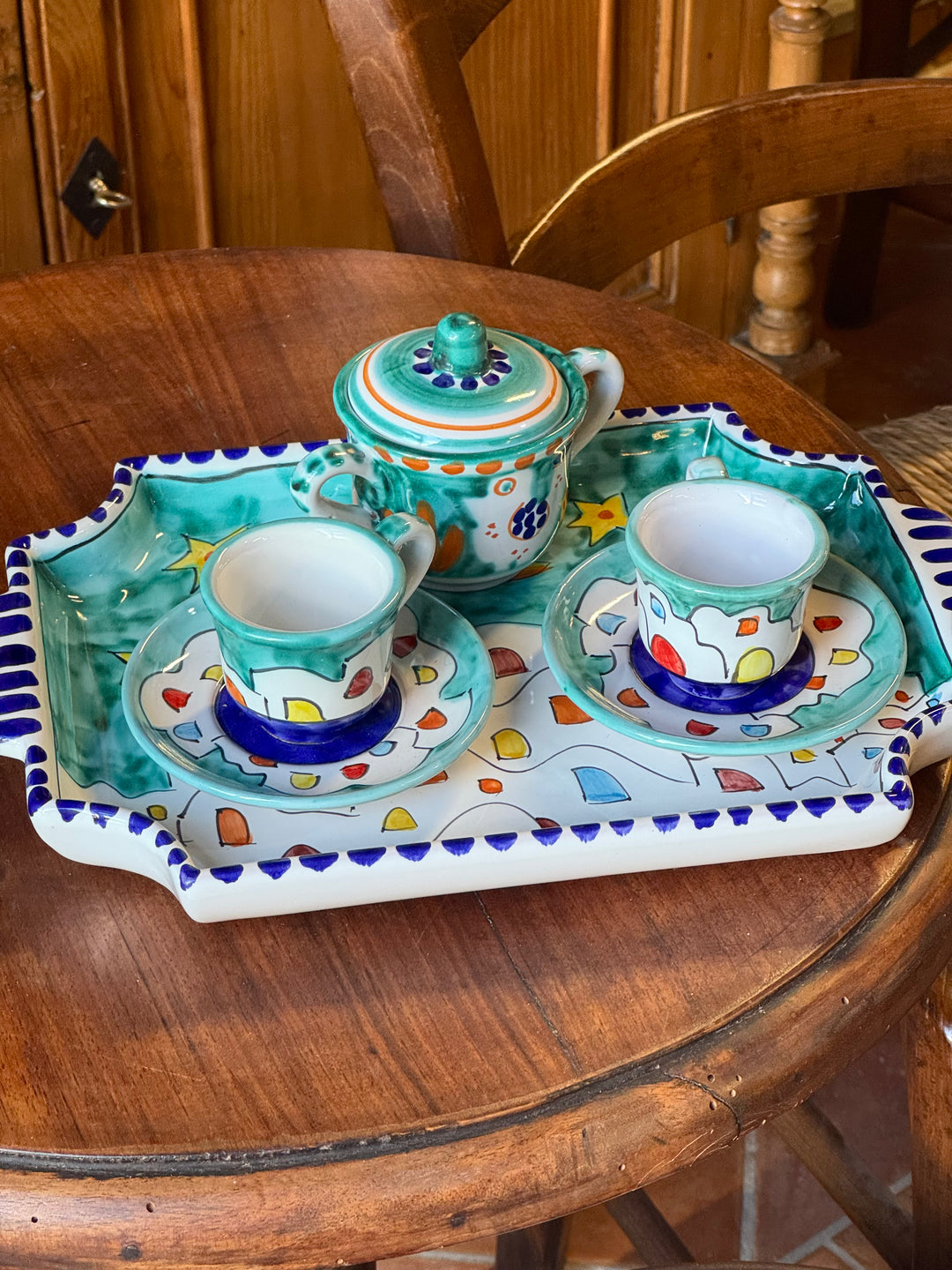 Tête-à-tête in ceramica artistica di Vietri dipinta a mano con vassoio e tazzine colorate