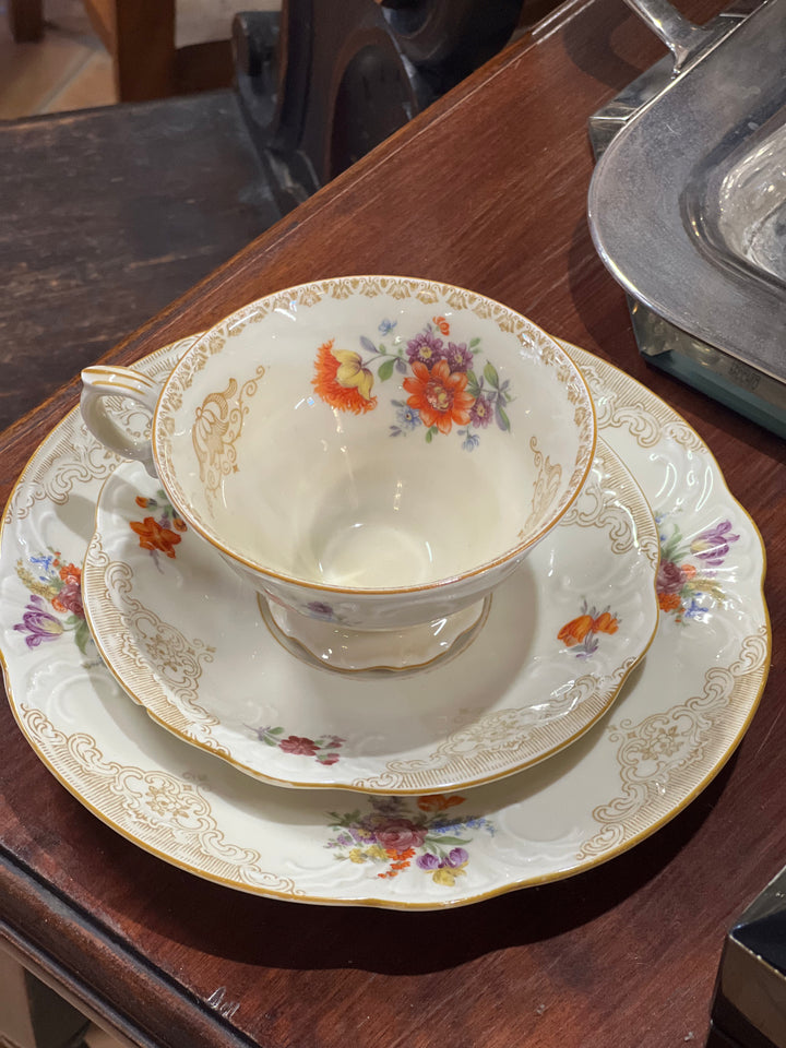 Trio da tè in porcellana Bavaria Schumann con fiori e bordo dorato, vintage