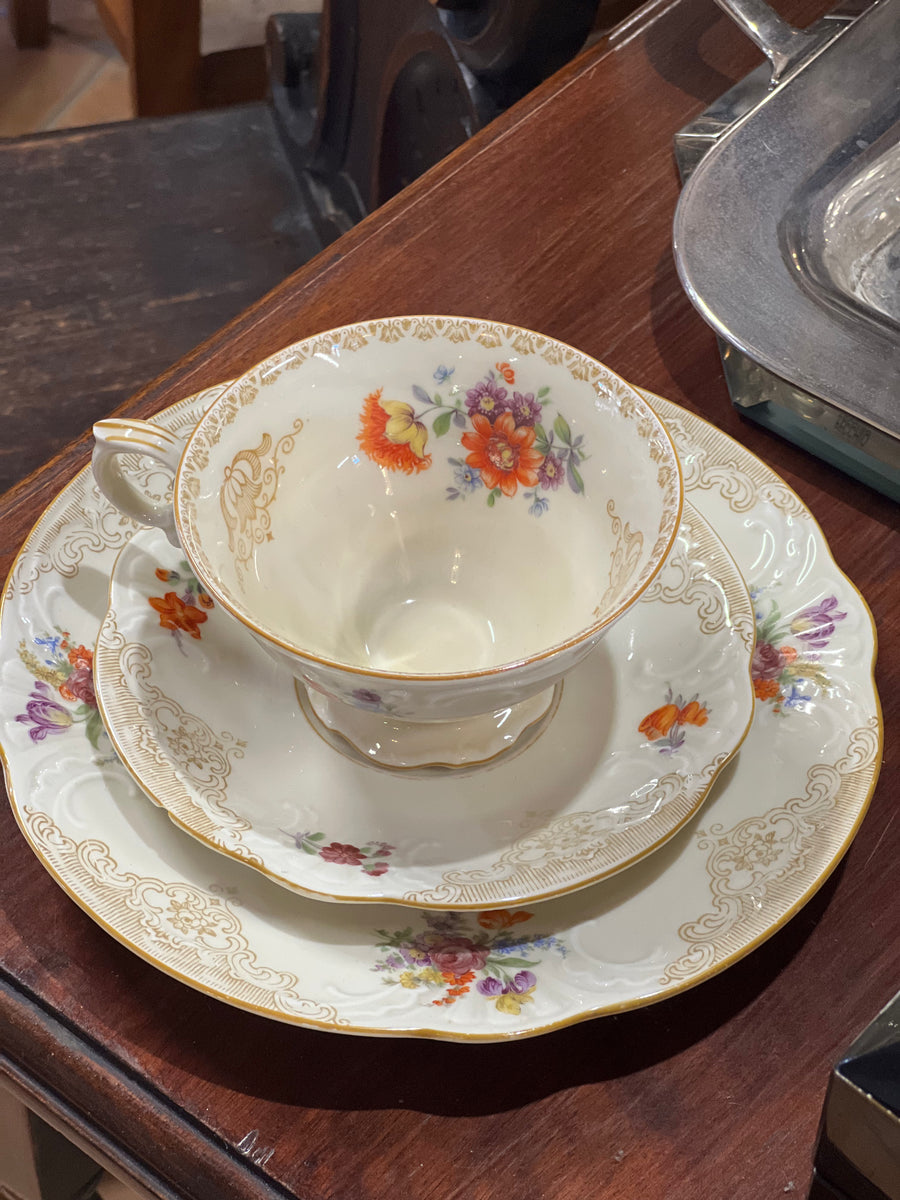 Trio da tè in porcellana Bavaria Schumann con fiori e bordo dorato, vintage