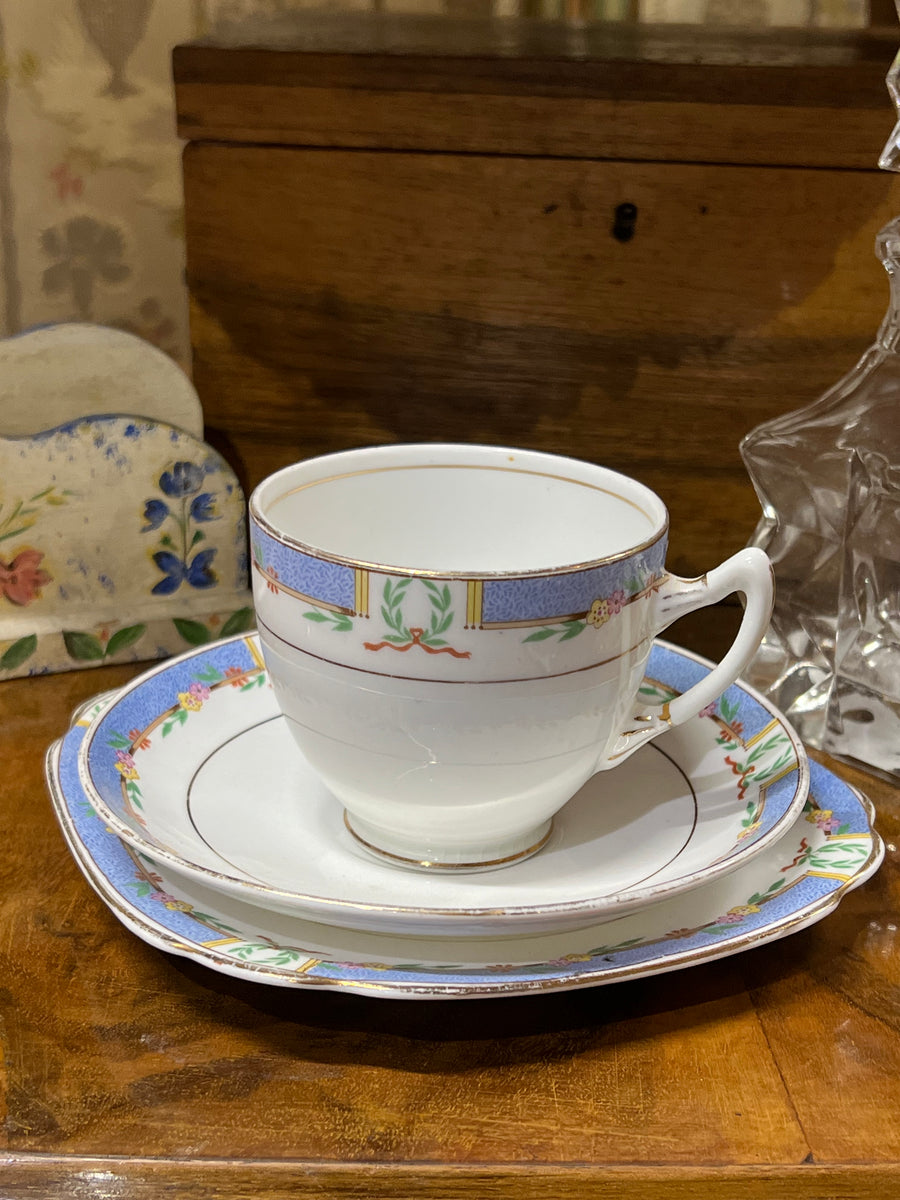 Elegante Trio da tè composto da tazza, piattino e piatto da dolce firmato Royal Albert con decoro "Orient". Il design si distingue per i suoi dettagli raffinati e colorati, con motivi floreali su sfondo blu e accenti dorati che aggiungono un tocco di raffinatezza.

Un pezzo ideale per collezionisti o per chi desidera impreziosire i propri momenti di convivialità con un tocco di eleganza classica.

Misure tazza 8x7 cm piattino 14 cm e piattino dolce 16 cm