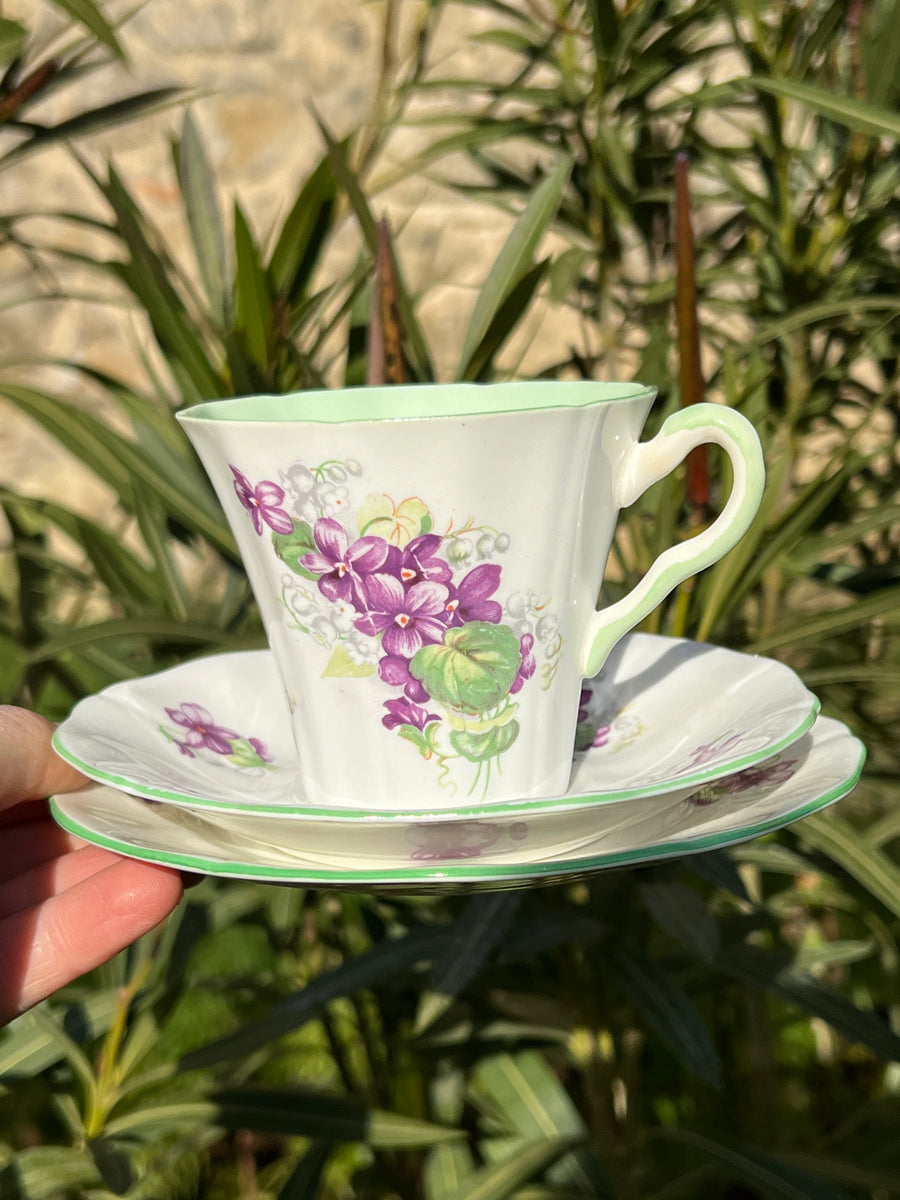 Meraviglioso Trio vintage composto da tazza da tè, piattino e piattino da dolce in porcellana inglese Bone China firmata Adderley. Presenta un decoro di violette con bordo e interno della tazza verde chiaro.

Perfetto come regalo, da aggiungere alla propria collezione di porcellane o per servire un tè in compagnia.