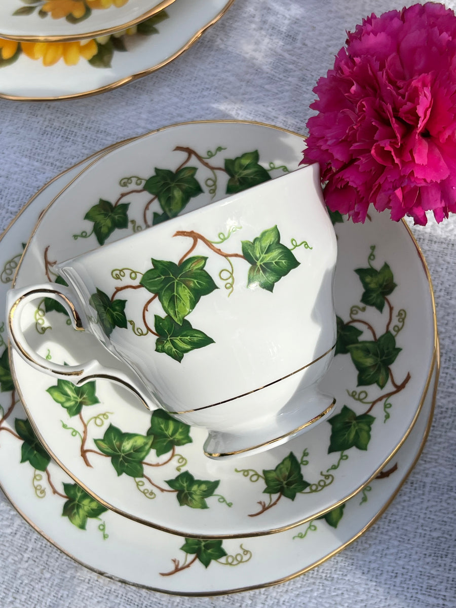<p>Meraviglioso trio vintage composto da tazza da tè e due piattini in porcellana inglese Bone China firmata Colclough modello n°8143.</p> <p>Presenta un decoro di foglie di edera e un bordo dorato dipinto.<br>In ottime condizioni.&nbsp;</p>