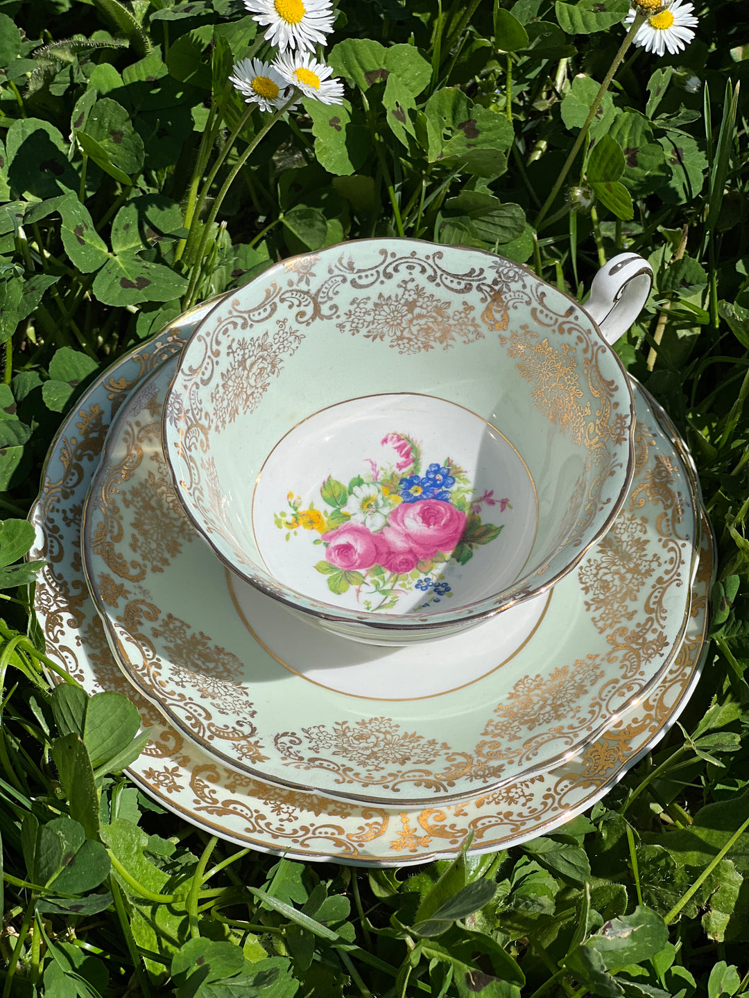 Meraviglioso Trio vintage composto da tazza da tè, piattino e piattino da dolce in porcellana inglese Bone China firmata Foley. Presenta un decoro floreale e dorato su fondo verde.

Perfetto come regalo, da aggiungere alla propria collezione di porcellane o per servire un tè in compagnia.