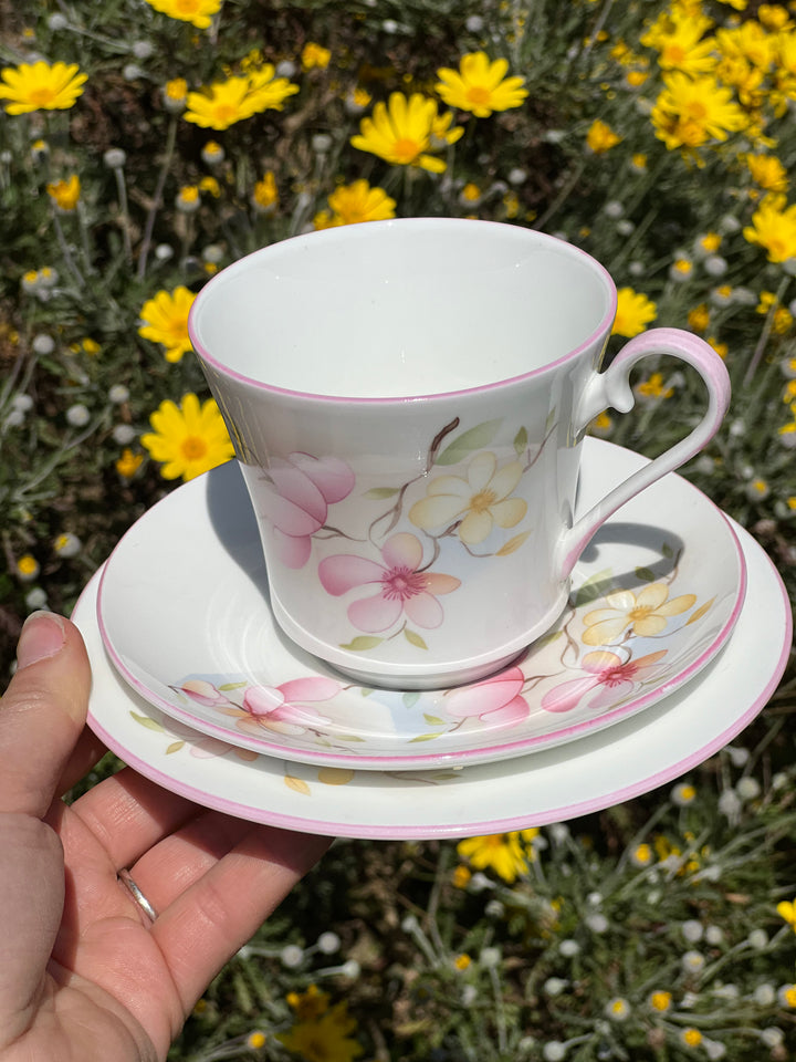 Meraviglioso Trio vintage composto da tazza da tè, piattino e piattino da dolce in porcellana inglese Bone China firmata Jason Works. Presenta un decoro floreale rosa e giallo con bordi rosa.

Perfetto come regalo, da aggiungere alla propria collezione di porcellane o per servire un tè in compagnia.