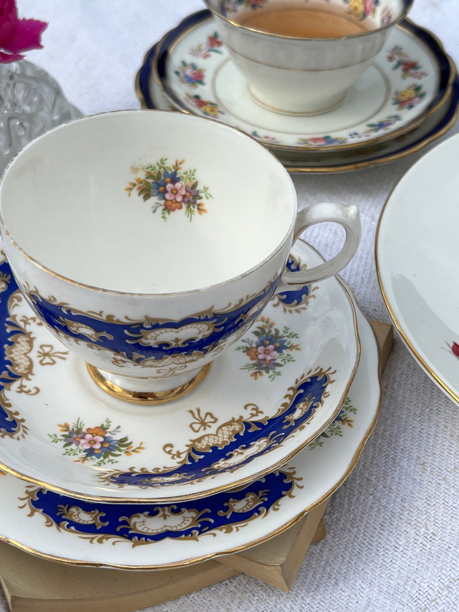 <p>Meraviglioso trio vintage composto da tazza da tè e due piattini in porcellana inglese Bone China firmata Queen Anne modello n°8363.</p> <p>Presenta un decoro di floreale e ghirigori e un bordo dorato.<br>In buone condizioni.&nbsp;</p>