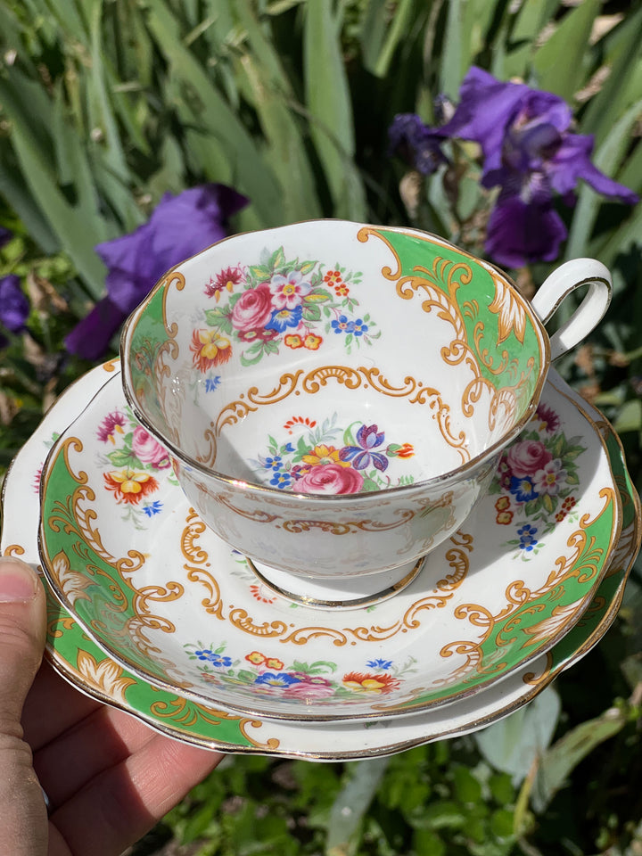 Meraviglioso Trio vintage composto da tazza da tè, piattino e piattino da dolce in porcellana inglese Bone China firmata Royal Albert con decoro floreale con dettagli dorati su fondo verde denominato "Albany Green".&nbsp;

Perfetto come regalo, da aggiungere alla propria collezione di porcellane o per servire un tè in compagnia.