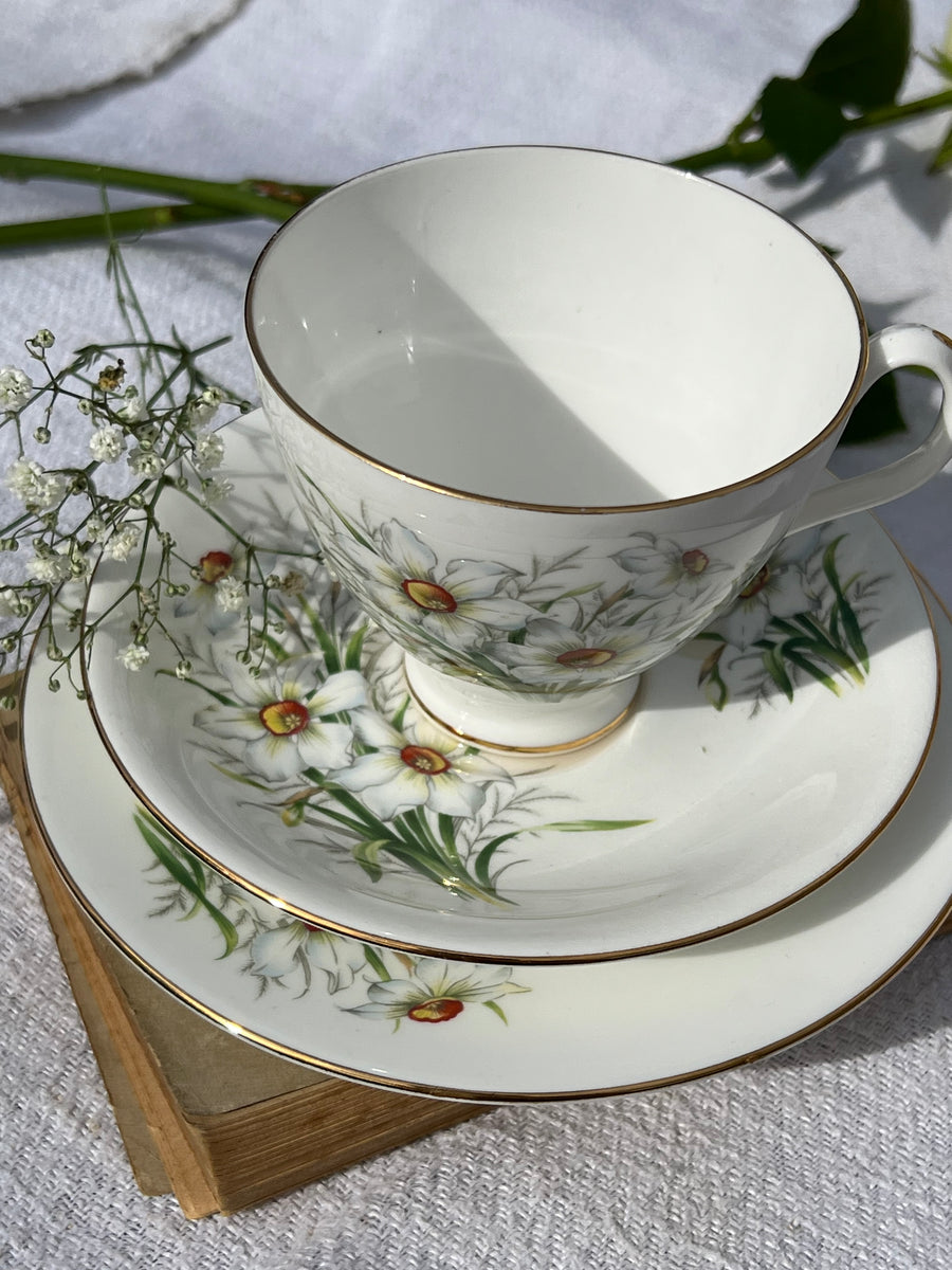 <p>Meraviglioso trio vintage composto da tazza da tè e due piattini in porcellana inglese Bone China firmata Royal Albert.</p> <p>Presenta un decoro di fiori bianchi e un bordo dorato dipinto.<br>In ottime condizioni.&nbsp;</p>