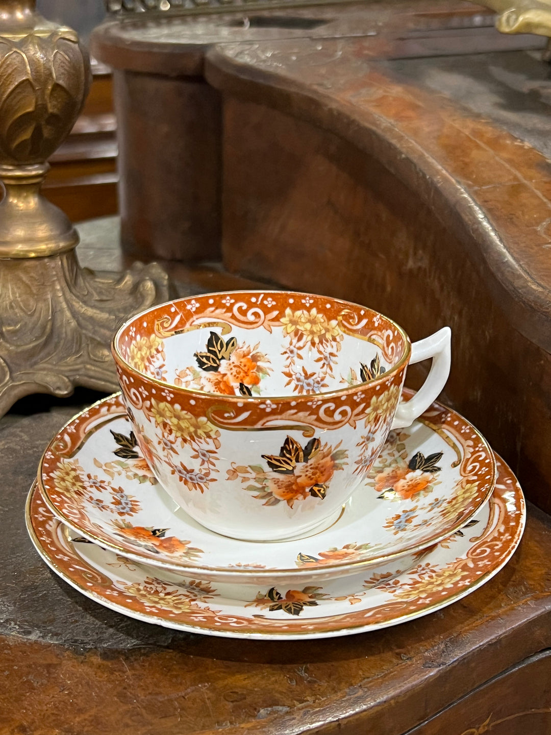Meraviglioso Trio vintage composto da tazza da tè, piattino e piattino da dolce in porcellana inglese Bone China. Presenta un decoro floreale e ghirigori rifinito da bordi e dettagli dorati.

Perfetto come regalo, da aggiungere alla propria collezione di porcellane o per servire un tè in compagnia.

Misure Tazza 9x6 cm piattino 14 cm e piattino dolce 15,5 cm