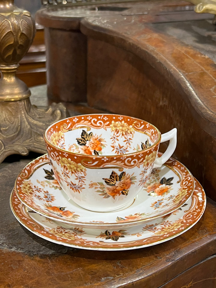 Meraviglioso Trio vintage composto da tazza da tè, piattino e piattino da dolce in porcellana inglese Bone China. Presenta un decoro floreale e ghirigori rifinito da bordi e dettagli dorati.

Perfetto come regalo, da aggiungere alla propria collezione di porcellane o per servire un tè in compagnia.

Misure Tazza 9x6 cm piattino 14 cm e piattino dolce 15,5 cm