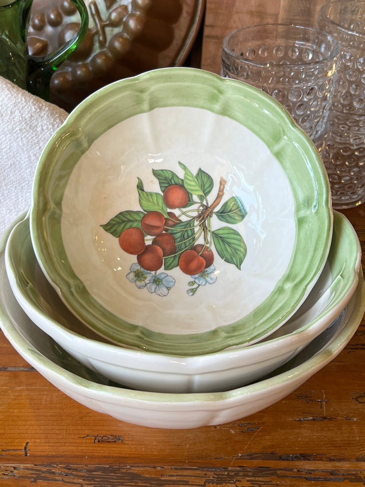 Set di tre ciotole in ceramica firmata Due Torri decorate ognuno con motivo differente, tra cui mele e ciliegie. Contornate da un delizioso bordo ondulato verde, sono il perfetto elemento per donare un tocco di colore e originalità nella tua casa.

Misure dalla più grande alla più piccola diametro 23 cm altezza 9 cm, diametro 21 cm altezza 8 cm, diametro 19 cm altezza 7 cm