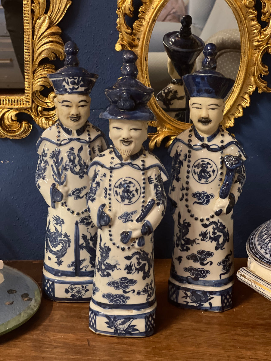 Tre figure in porcellana cinese blu e bianca raffiguranti dignitari imperiali, vintage