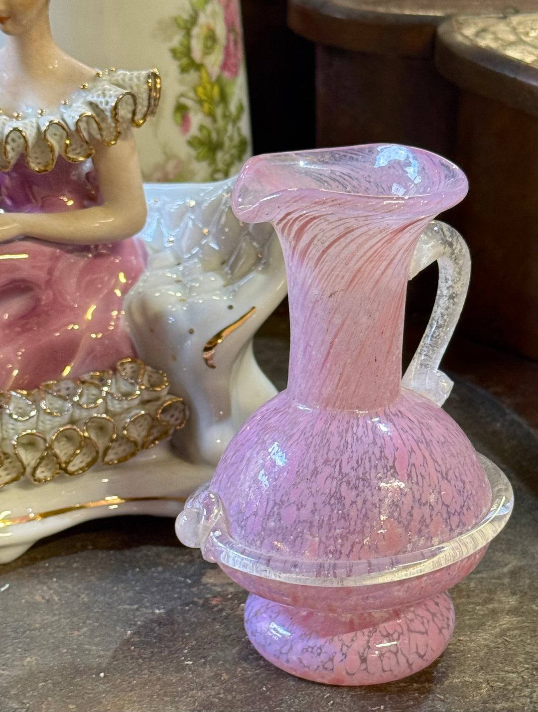 Vasetto decorativo in vetro di Murano rosa con manico, lavorazione artigianale
