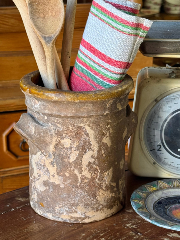 Vaso antico in terracotta rustica con due prese laterali e patina del tempo.