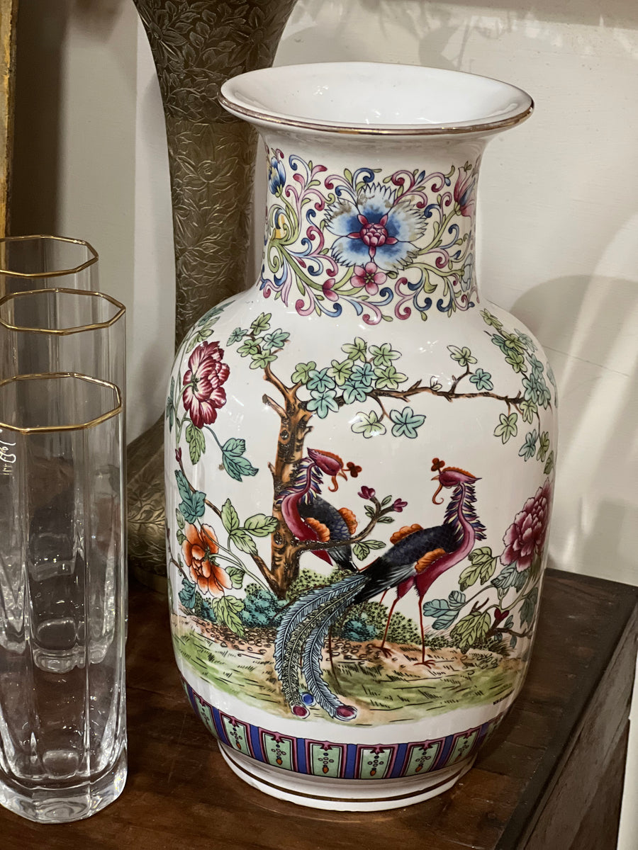 Vaso cinese in porcellana smaltata con decoro colorato di pavoni, rami fioriti e motivi floreali su sfondo bianco