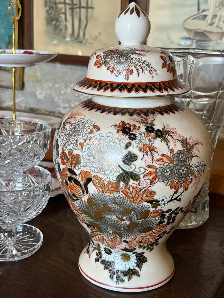Vaso Cinese in porcellana dipinta a mano e caratterizzato da un dettaglio decoro floreale&nbsp;
nei toni dell’oro, nero e arancio su sfondo avorio. Il design ricercato e la qualità della lavorazione lo rendono un pezzo perfetto per gli amanti dell’arte orientale.

Misure Diametro 16 cm Altezza 31 cm