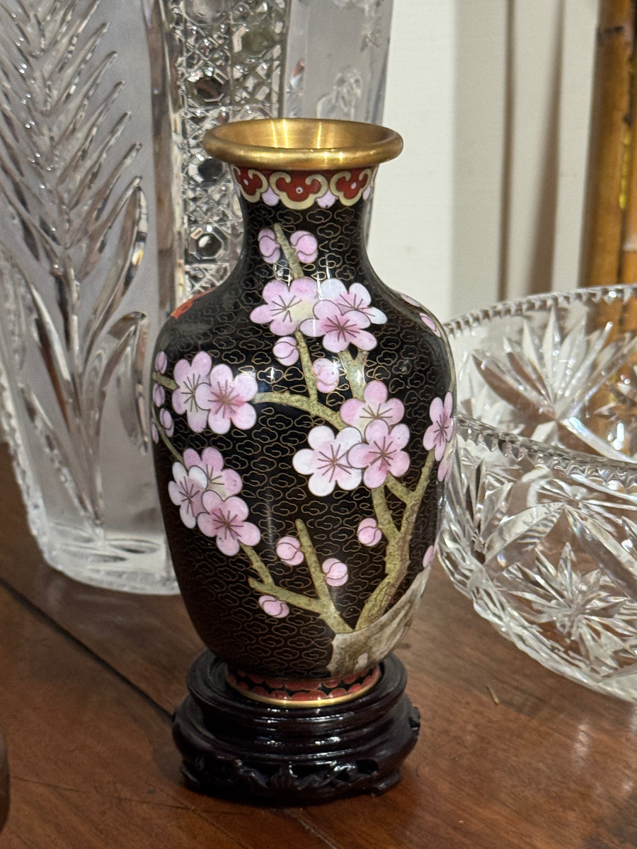 Vaso cloisonné cinese fondo nero con fiori rosa e base in legno intagliato