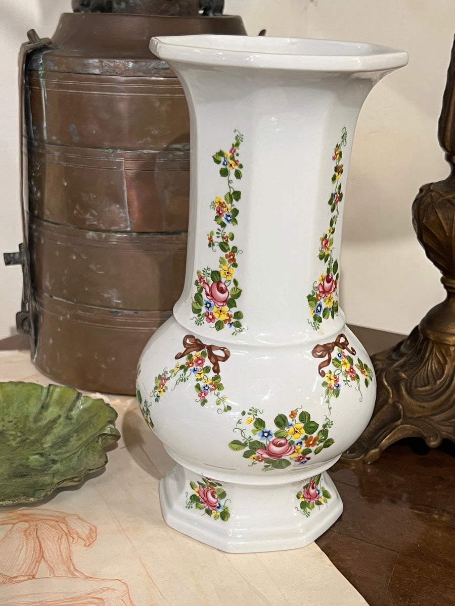 Delizioso Vaso in porcellana dipinta del marchio Lichte, prodotto nella Repubblica Democratica Tedesca (GDR). La sua forma classica e i bellissimi motivi floreali dipinti a mano sono il risultato di una grande maestria artigianale.

Misure 12x22 cm