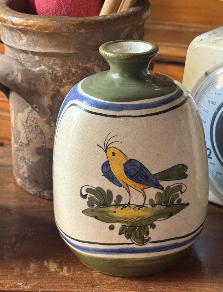Vaso vintage in ceramica dipinta a mano con uccello verde, blu e giallo