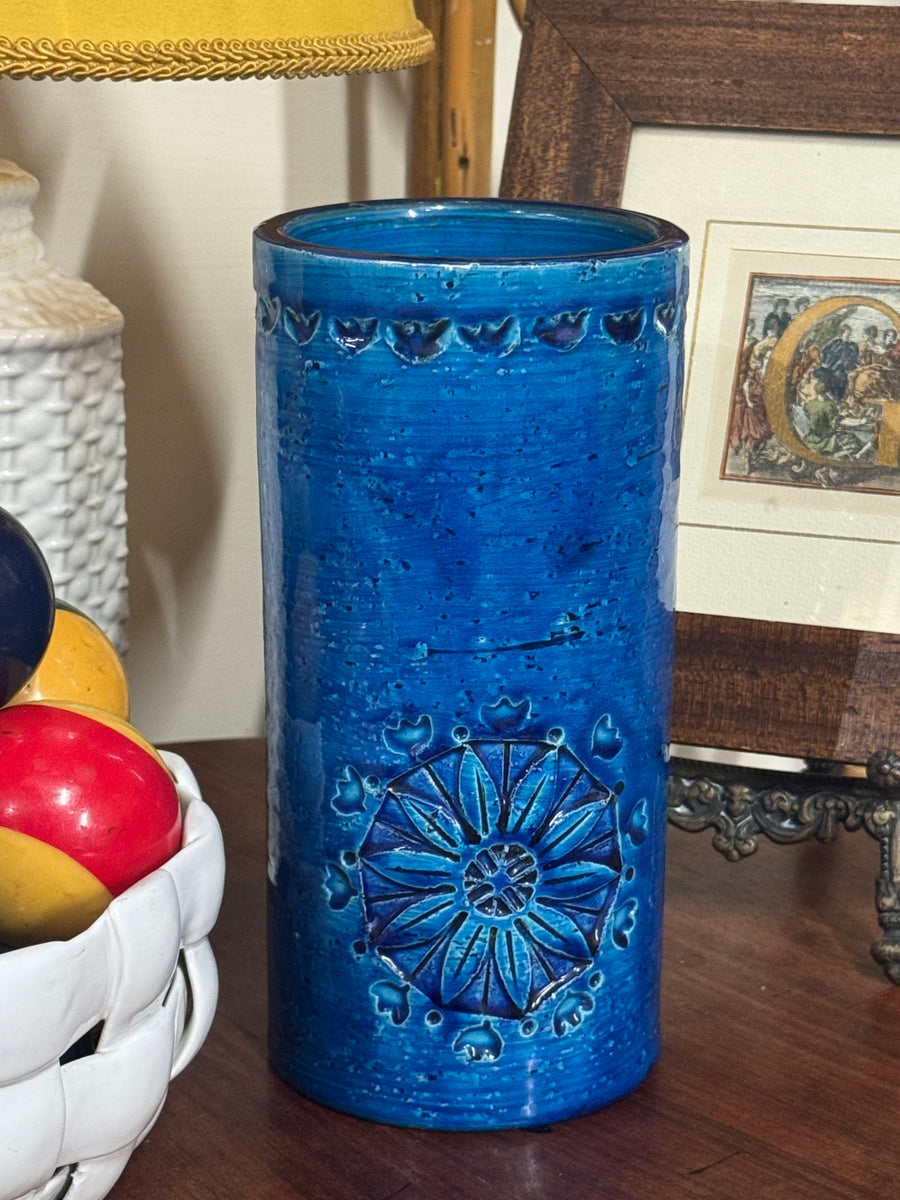 Vaso cilindrico vintage in ceramica smaltata blu con rosone floreale in rilievo.