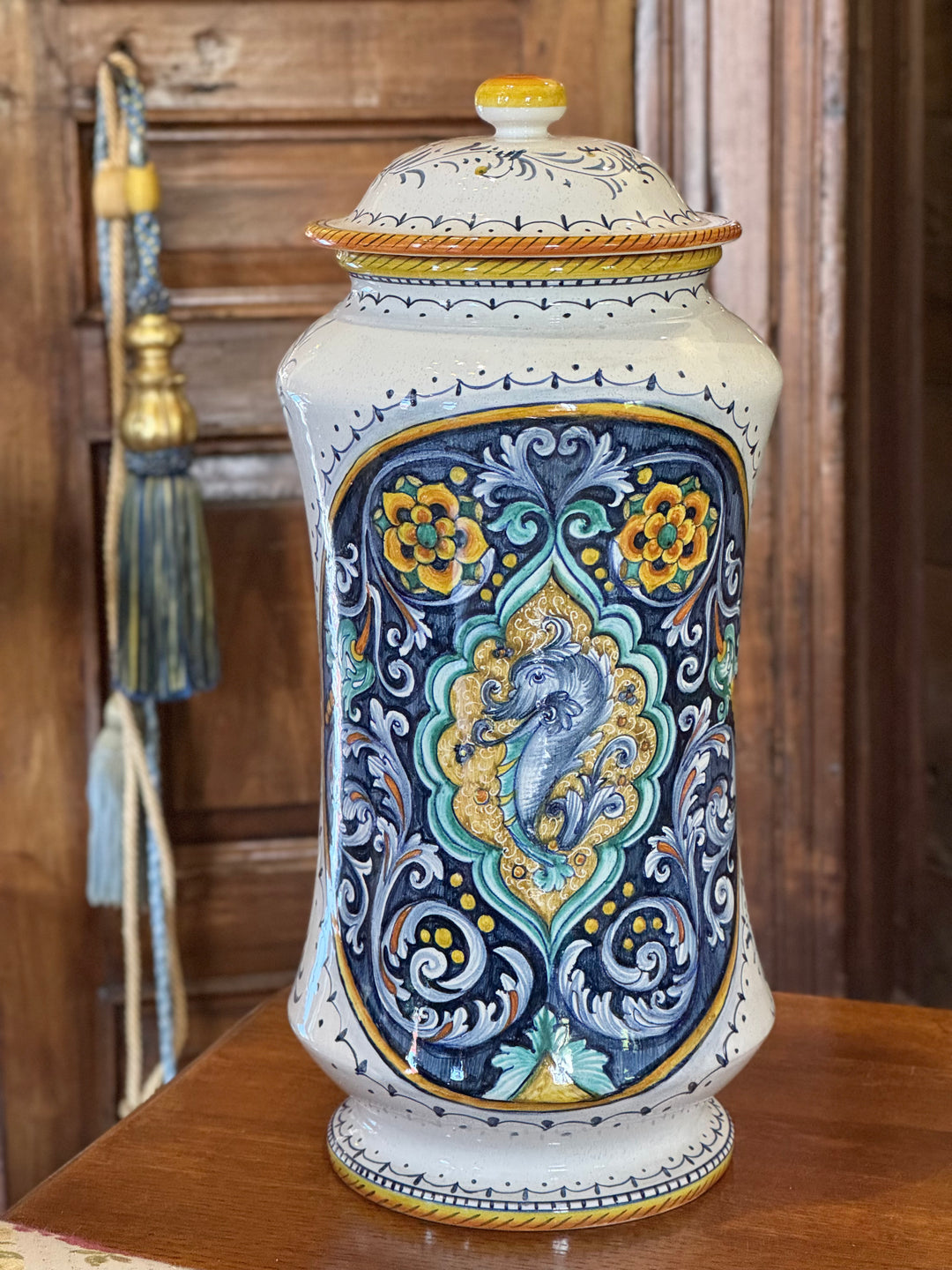 Potiche in ceramica di Deruta dipinta a mano con coperchio e decorazione a cavalluccio marino, firmata e datata 1994.