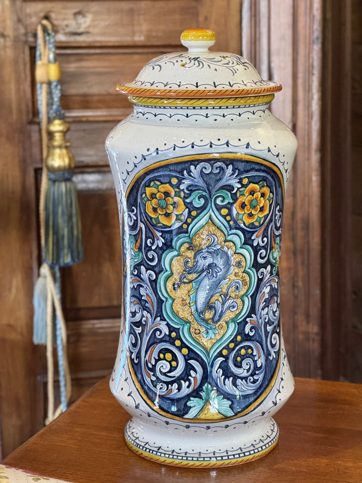Potiche in ceramica di Deruta dipinta a mano con coperchio e decorazione a cavalluccio marino, firmata e datata 1994.