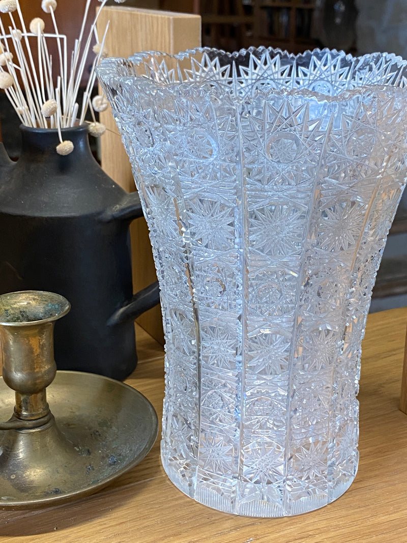 Vaso in cristallo di Boemia finemente lavorato e intagliato a mano nella prima metà del Novecento. Presenta qualche sbeccatura sul bordo.  Diametro 16 cm Altezza 21 cm