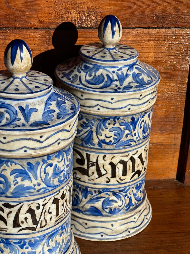 Vaso da farmacia in ceramica vintage con decoro blu e scritta "Amylum".