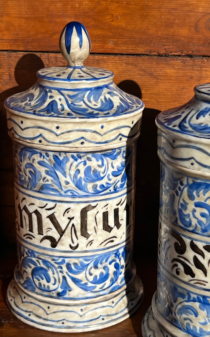 Vaso da farmacia in ceramica vintage con decoro blu e scritta "Amylum".