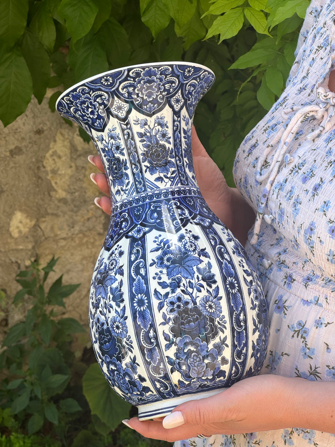 Vaso decorativo in ceramica smaltata bianca e blu con ricco decoro floreale in stile Delft.