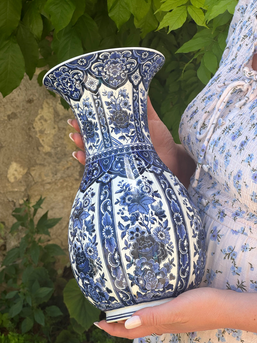 Vaso decorativo in ceramica smaltata bianca e blu con ricco decoro floreale in stile Delft.