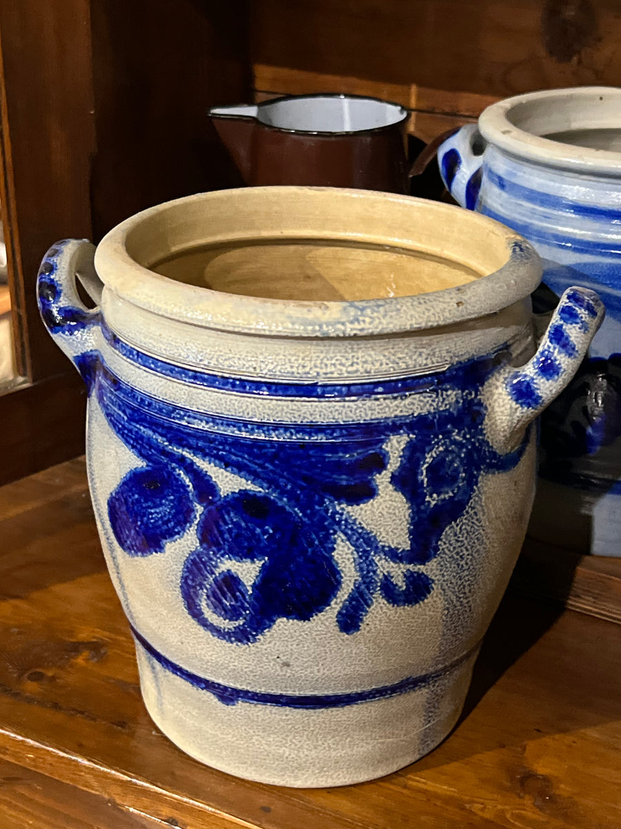 Vaso realizzato con la tecnica del grès salato, dove l'argilla viene cotta ad alta temperature e trattata con sale per ottenere una finitura vetrosa. Splendidamente impreziosito con motivi floreali dipinti in blu cobalto, questo tipo di ceramiche sono molto diffuse nel nord Europa.&nbsp;
Misure 26x23 cm