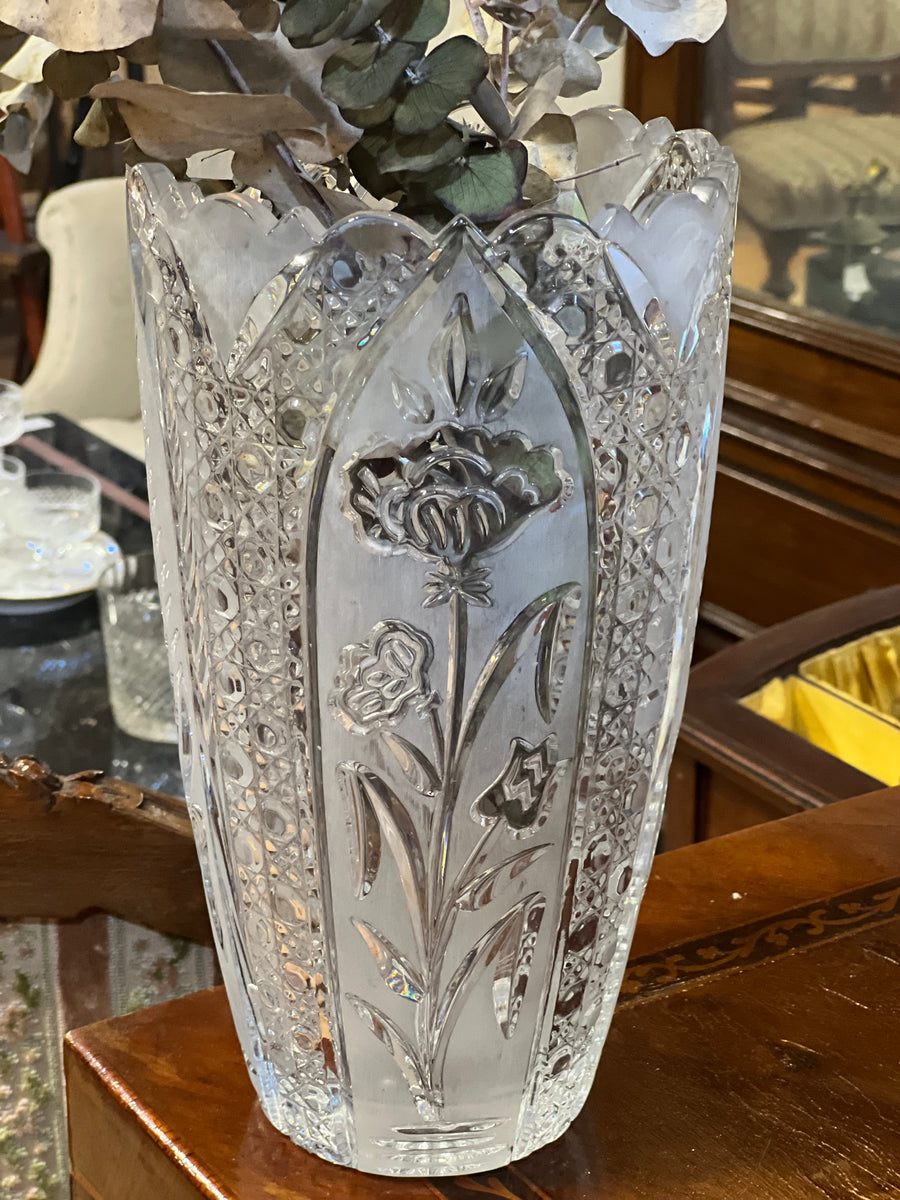Vaso vintage in cristallo molato con incisione floreale, stile boemo.
