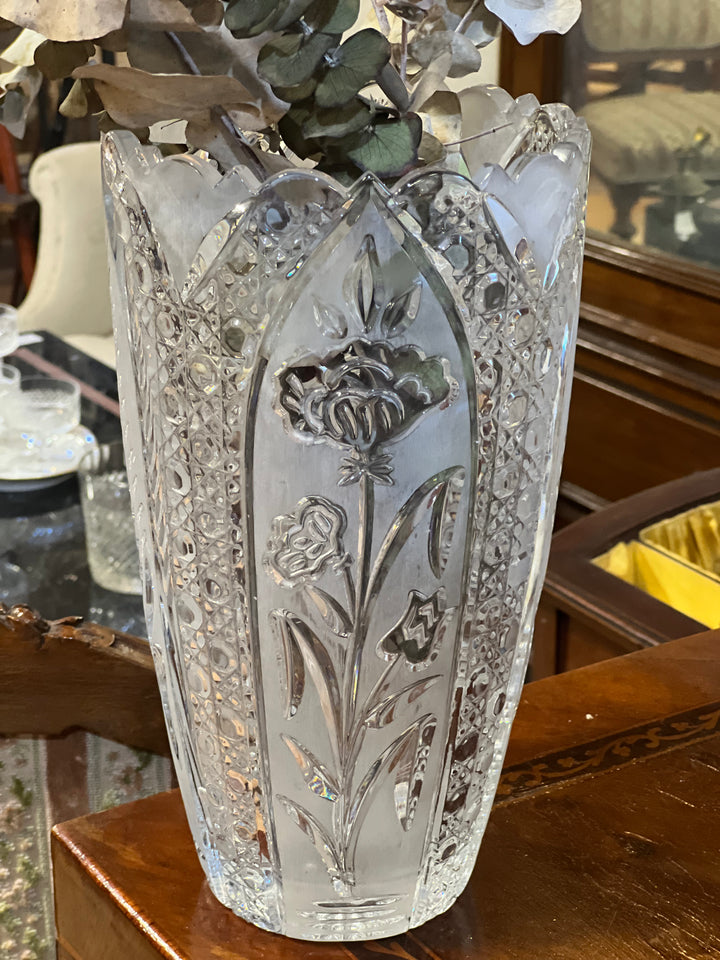 Vaso vintage in cristallo molato con incisione floreale, stile boemo.