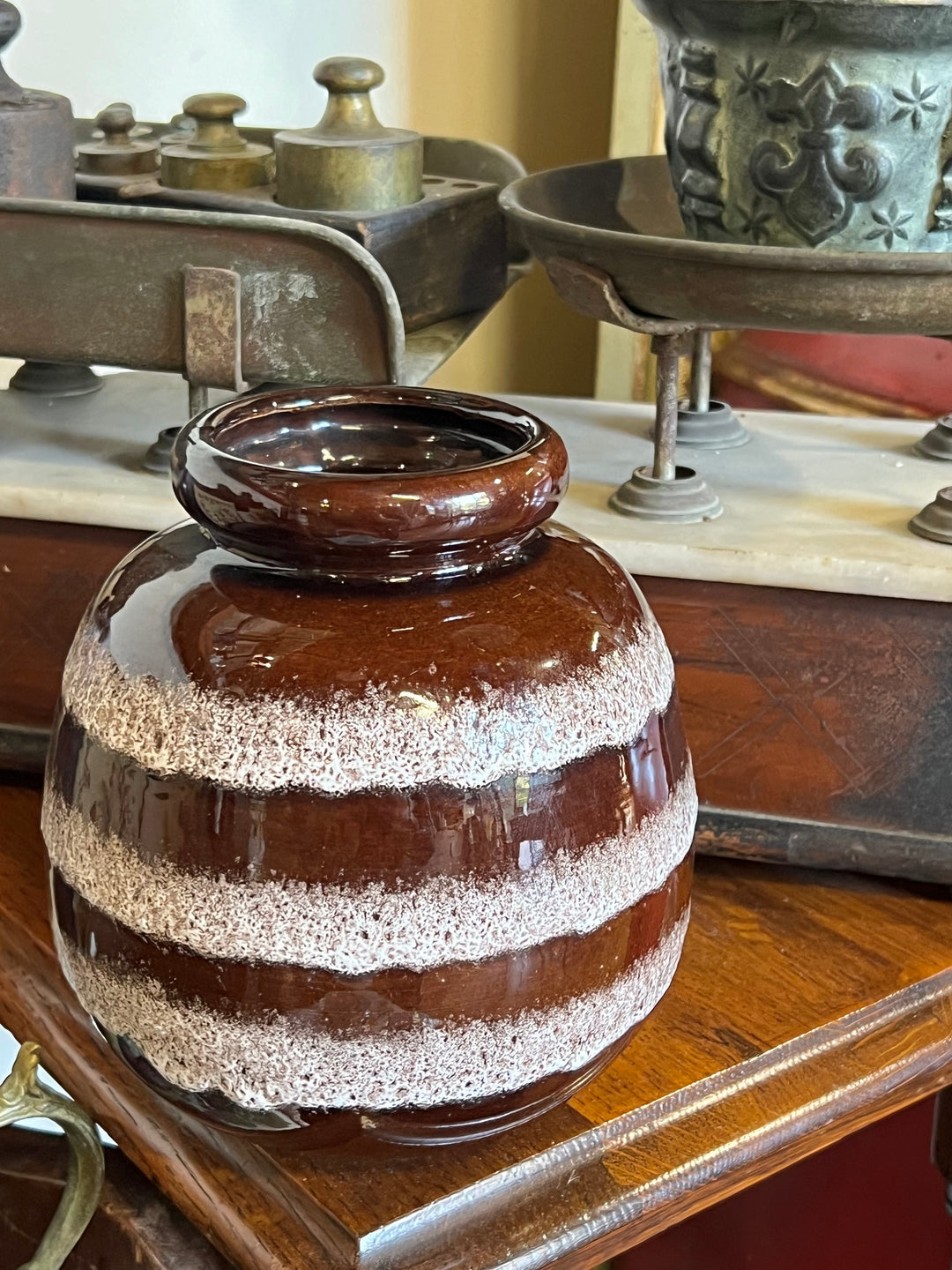 Vaso vintage in ceramica smaltata marrone con decorazione a fasce bianche in rilievo – stile West Germany anni '60