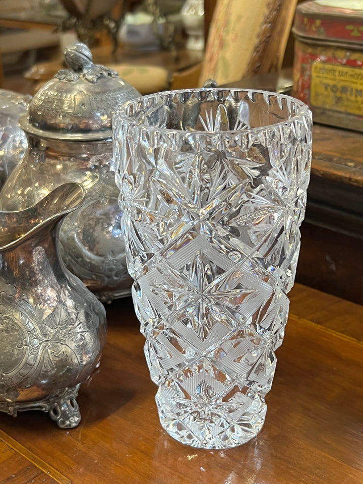 Vaso in cristallo molato con decorazione geometrica a stelle