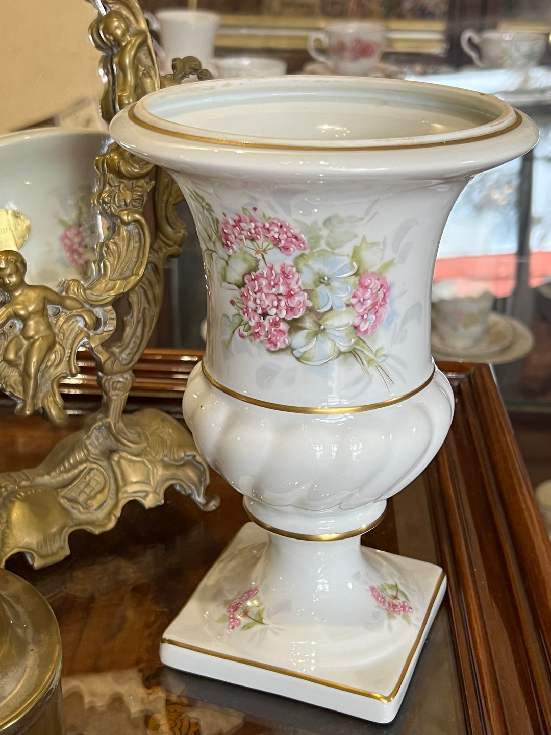Vaso in porcellana bianca Limoges con fiori rosa e bordi dorati