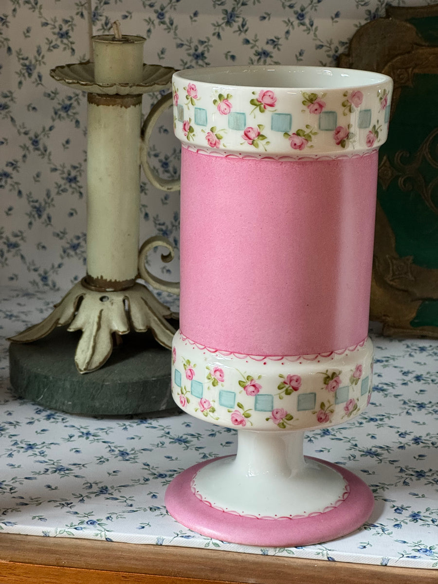 Vaso in porcellana dipinto a mano con decoro floreale rosa e piede tornito