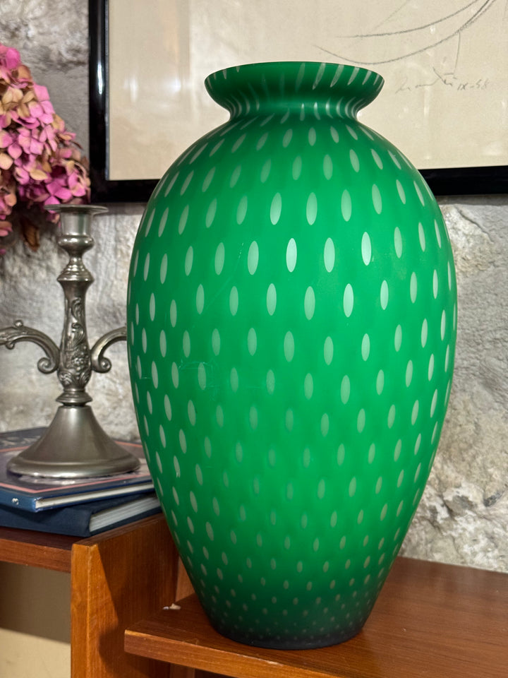 Vaso in vetro di Murano verde smeraldo con decorazione a pois bianchi e collo svasato