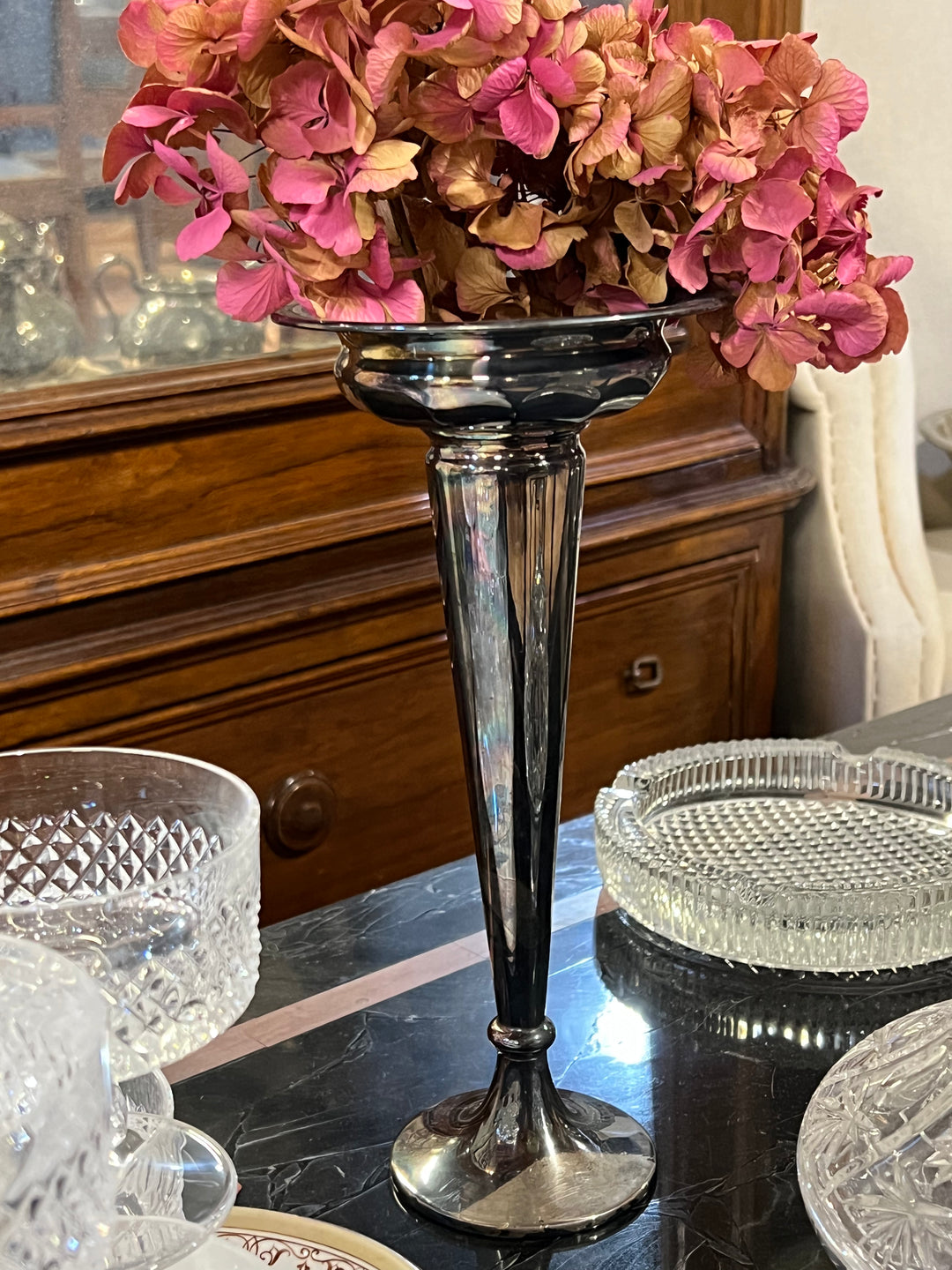 Vaso monofiore in silverplate caratterizzato da linee pulite e un design affusolato. Aggiungendo un tocco naturale come un fiore diventa l'elemento ideale per valorizzare piccoli ambienti o tavole apparecchiate.&nbsp;

Misure diametro 13 cm, diametro base 8,5 cm altezza 26 cm&nbsp;