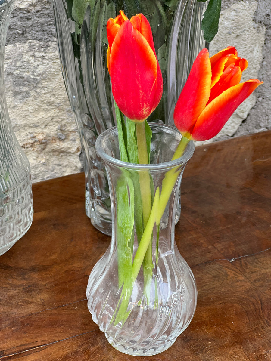 <p>Vaso in vetro vintage con linee ondulate sulla base realizzato in Italia.</p> <p>Misure 9x18 cm</p>